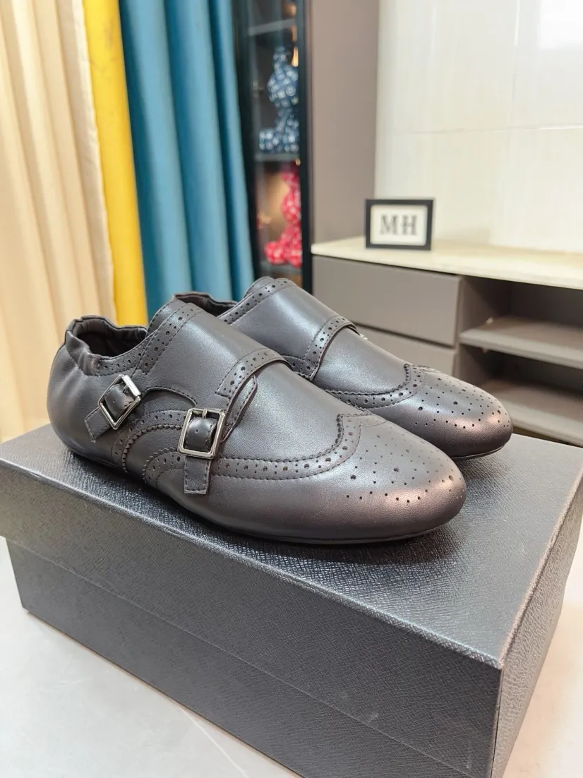 Men's shoes 💰560🌸🌸Men's shoes 💰prada/Prada New men's spliced ​​casual sports shoes. These sports shoes use exquisite stitching technology to outline a unique geometric texture, and contemporary lines and details reinterpret the classic sports style. The upper is made of ultra-official material, and the inner foot pad is made of cow leather. It is light and breathable, practical and versatile, and the outsole has a laser logo to create a comfortable wearing experience. Comes with full set of original packaging dust bag! Size: 38-44 (45 customized)